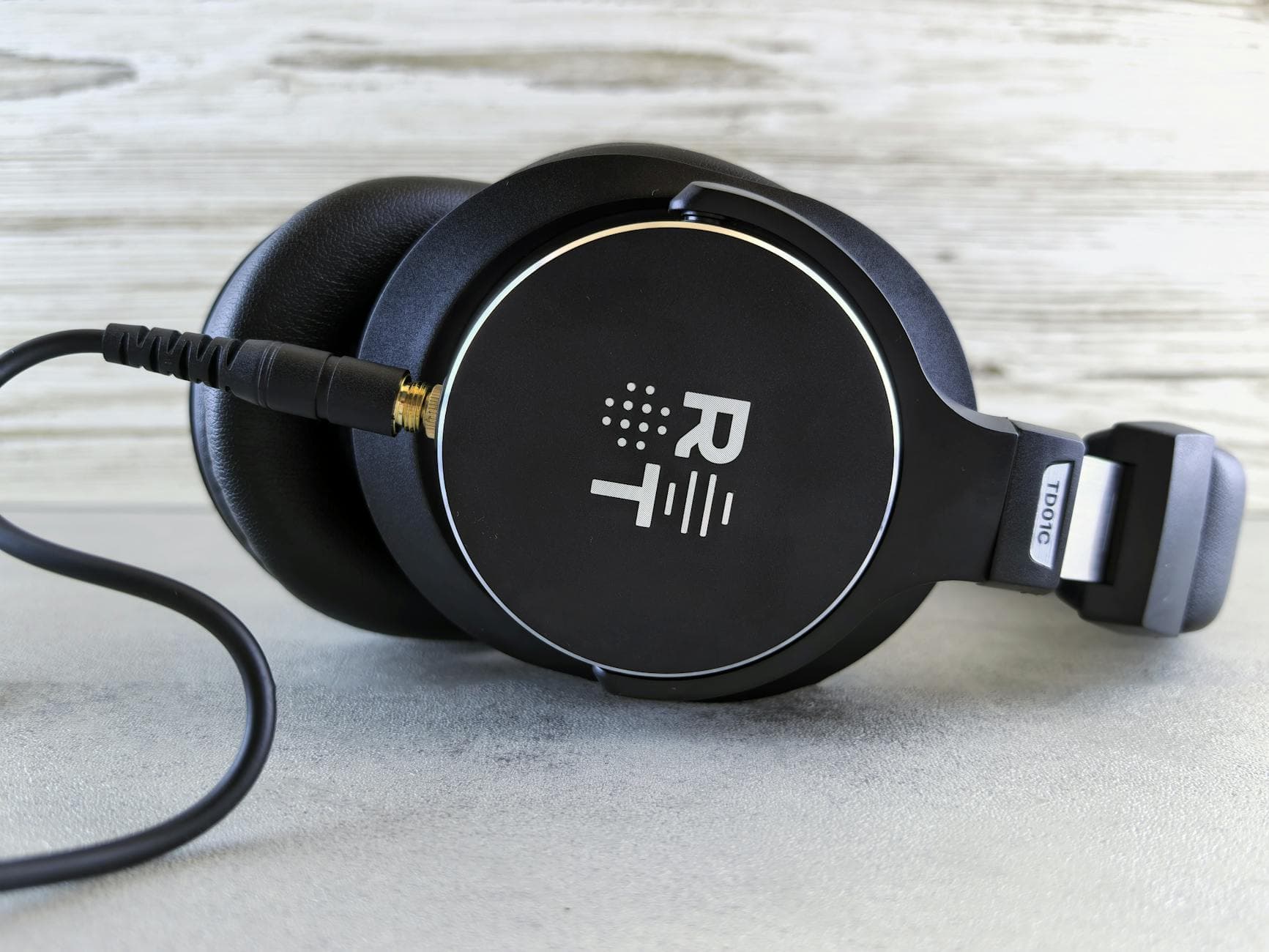 Sony WH-1000XM6 posé sur un bureau avec coussinets en cuir synthétique visibles