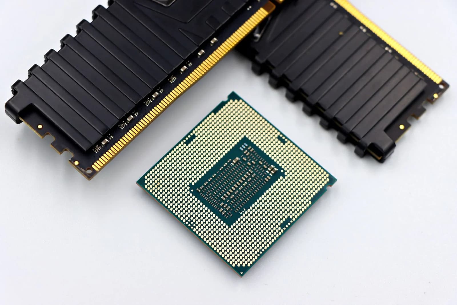 Comparaison barrettes DDR4 et DDR5 côte à côte sur un fond neutre