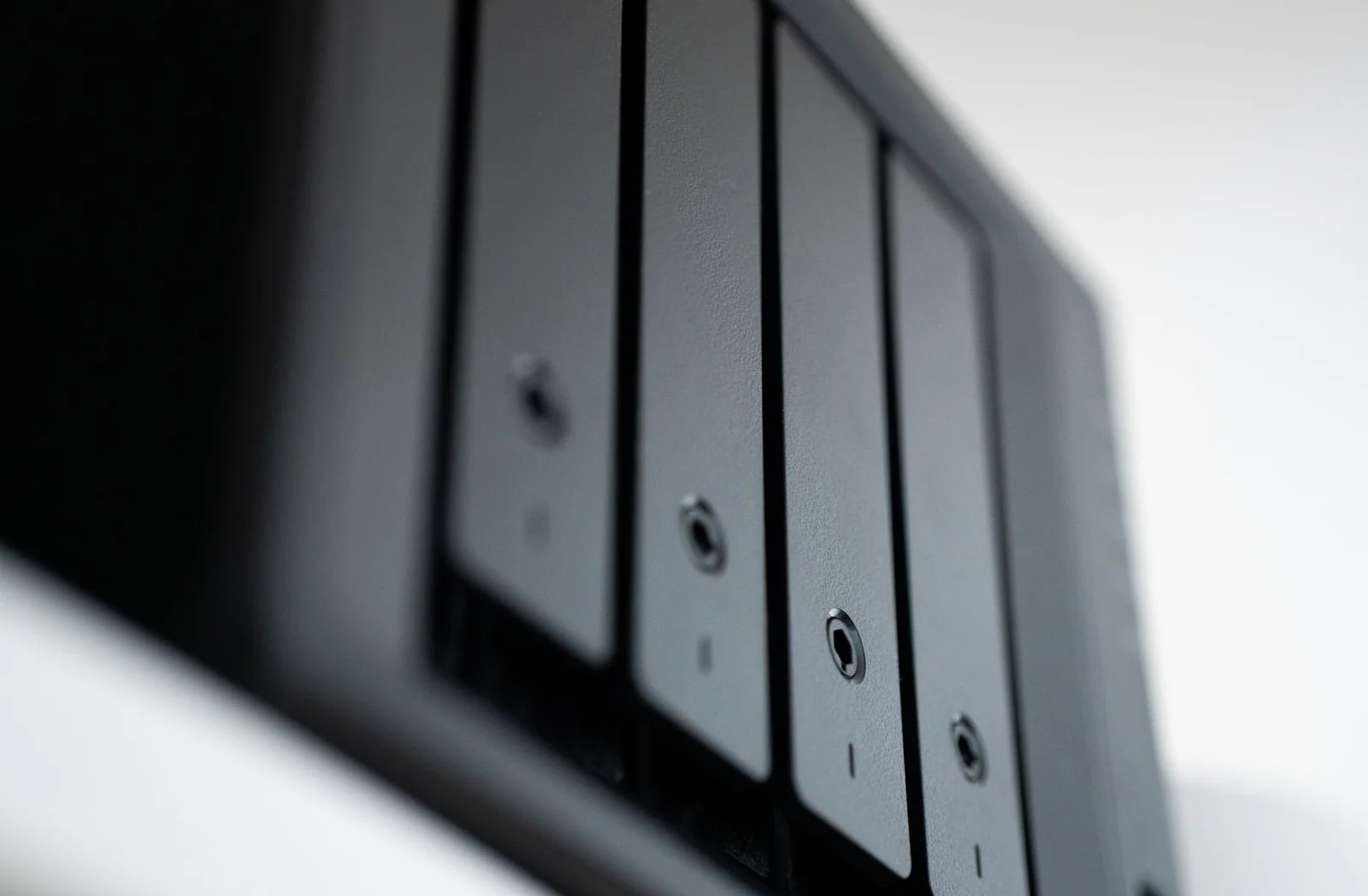 NAS 2 baies sur bureau avec câble ethernet branché