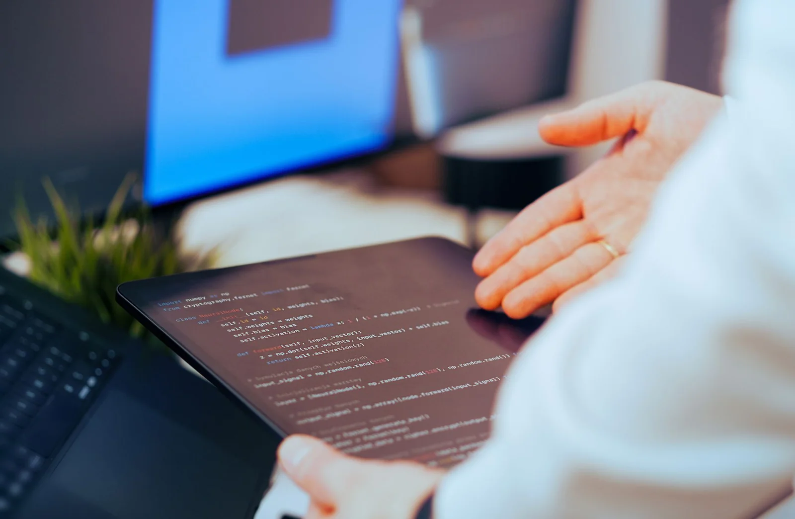 Plusieurs services cloud affichés sur un écran d'ordinateur portable posé sur un bureau clair