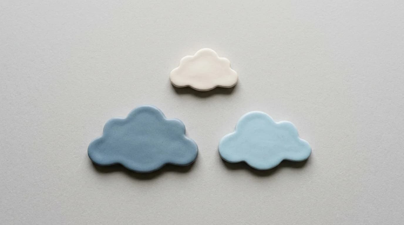 Schéma minimaliste illustrant la stratégie multi-cloud avec trois icônes de nuage distinctes sur fond clair