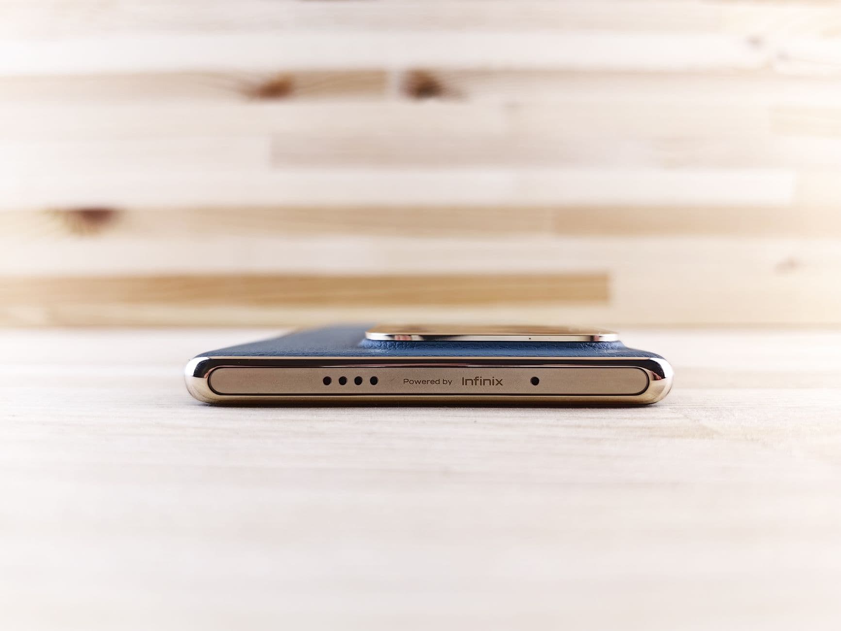 OnePlus 13 posé sur une surface en bois, module photo visible